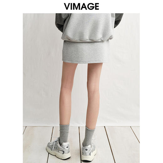 VIMAGE纬漫纪棉质舒适美式休闲百搭灰色短裙半身裙春季新款V2306901 商品图4