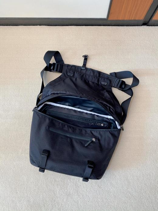 点此购买 始祖鸟男女款多功能斜挎邮差包 sz 305001 商品图12