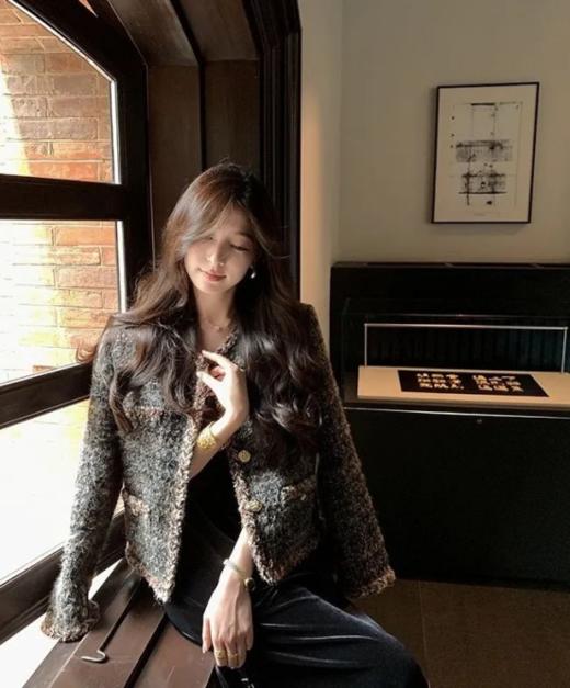 【Avann 羊毛粗花呢小香风羽绒服外套】🌞颜值与实力并存！👏上身就是气血很足的美！👍 ✅绵羊毛粗纺粗花呢，🔥混纺金银丝及亮片，自带光泽感，😎手感柔软有筋骨，尽显柔韧之美 商品图3