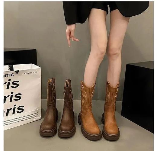 【透梦复古西部牛仔中筒靴】 ✔️V型靴口，🦶显腿直显腿细显脚小，修饰腿型，拉伸身材比例感 ✔️特有西部元素图案，经典复古潮流休闲百搭 ✔️超软PU材质，圆形鞋头，舒适好穿不磨脚 商品图2