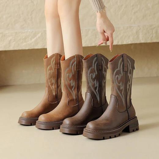 【透梦复古西部牛仔中筒靴】 ✔️V型靴口，🦶显腿直显腿细显脚小，修饰腿型，拉伸身材比例感 ✔️特有西部元素图案，经典复古潮流休闲百搭 ✔️超软PU材质，圆形鞋头，舒适好穿不磨脚 商品图1