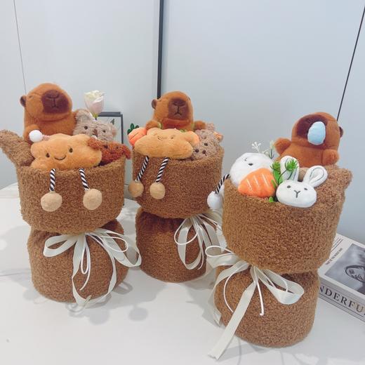 【圣诞好礼！玩偶花束，可爱浪漫】卡皮巴拉玩偶花束 圣诞节送女友闺蜜 卡通小熊毛绒公仔 成品娃娃花束-QQ 商品图0