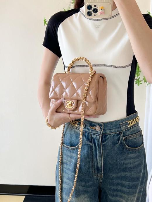 香奈儿24B秋冬系列拧链手柄邮差包小号奶茶色（HH） 商品图3