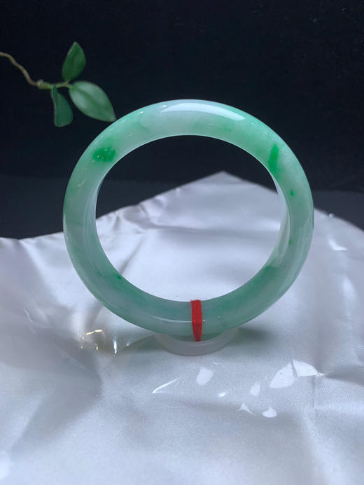 611731，58.5飘绿正圈手镯，13.6-8.3mm，整圈带绿底飘辣绿，干净清爽 商品图5