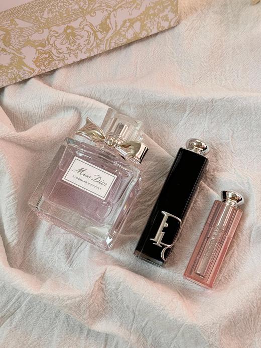 B120325复古摩登的限定包装！满满都是热烈浪漫的爱意～香水口红白金礼盒 商品图4