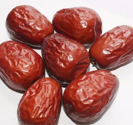 新疆和田大枣 ，各种大小等级。顶级接近小鸡蛋大小，皮薄肉厚核小，糯叽叽，甜甜的，微微酸。好几口才能吃完一颗，吃起来很过瘾，适合生吃哦~ 商品图3