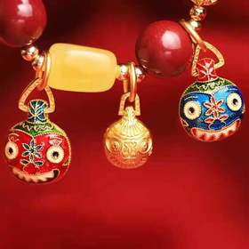 宝藏级！【本命年招财朱砂吞金兽手链】手链中的断货王！古法朱砂工艺 清晰轮廓精心打造，纹理细致入微，三只吞金兽，命带财星福星 ?经典百搭、不挑人 ?黄金色泽温润大气，上手炒鸡显白