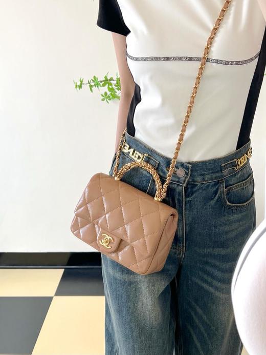 香奈儿24B秋冬系列拧链手柄邮差包小号奶茶色（HH） 商品图2