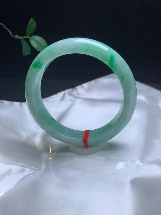 611731，58.5飘绿正圈手镯，13.6-8.3mm，整圈带绿底飘辣绿，干净清爽 商品图4