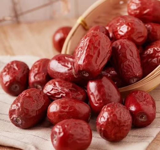 新疆和田大枣 ，各种大小等级。顶级接近小鸡蛋大小，皮薄肉厚核小，糯叽叽，甜甜的，微微酸。好几口才能吃完一颗，吃起来很过瘾，适合生吃哦~ 商品图5