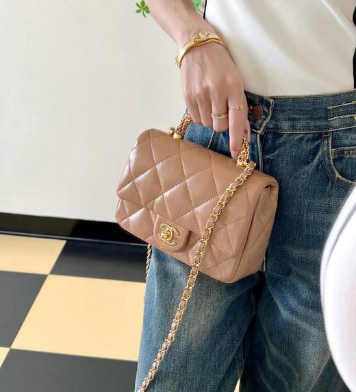 香奈儿24B秋冬系列拧链手柄邮差包小号奶茶色（HH） 商品图4