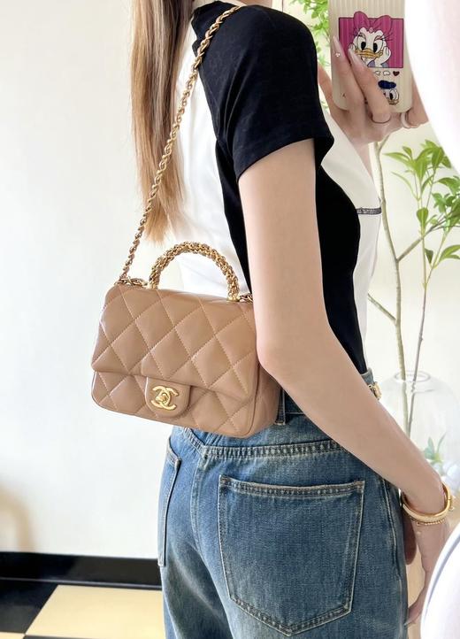 香奈儿24B秋冬系列拧链手柄邮差包小号奶茶色（HH） 商品图5