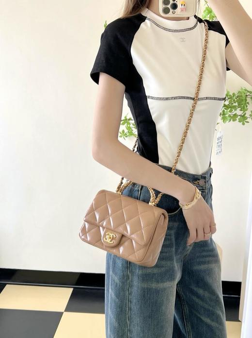 香奈儿24B秋冬系列拧链手柄邮差包小号奶茶色（HH） 商品图1