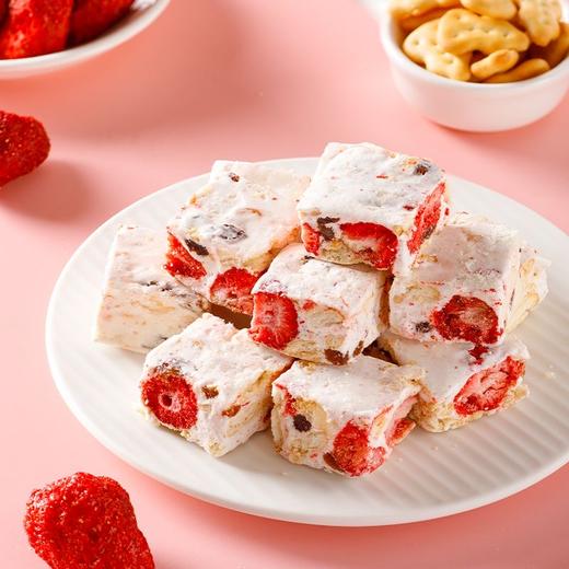 【9.9抢❗️草莓羊奶芙雪花酥】超大个草莓！还会拉丝！微甜不腻奶香浓郁满口酥香，美味与营养的巧妙融合，牛轧糖冻干草莓休闲零食整箱80包QQ 商品图0