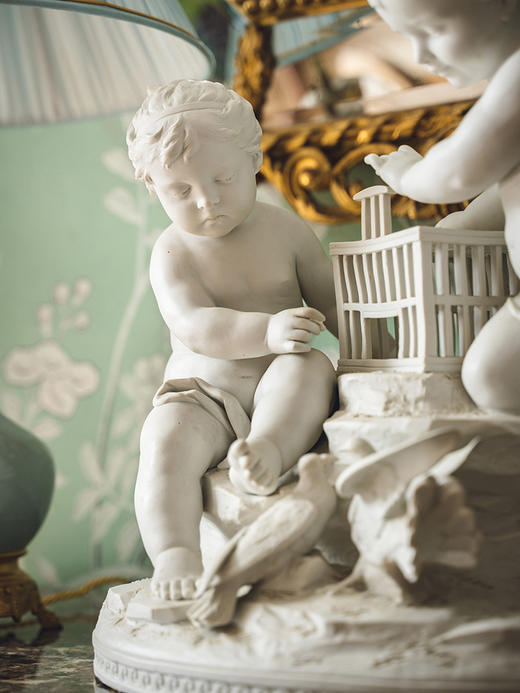 独角鹿西洋古董 19世纪法国出品孩童与白鸽主题素胎瓷人物雕塑 商品图2