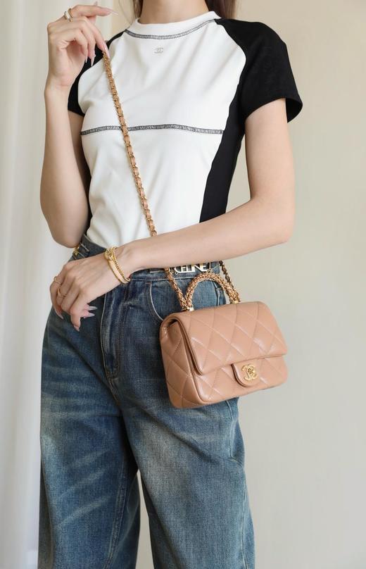 香奈儿24B秋冬系列拧链手柄邮差包小号奶茶色（HH） 商品图6