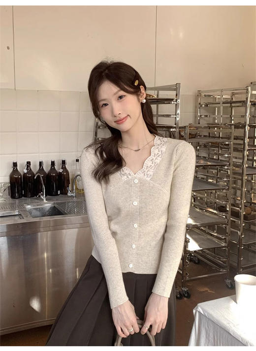 认准高质量版本🔥精致到全身❗️ 【法式蕾丝拼接V领针织衫上衣】舒适的版型➕ 包芯纱面料❗️轻薄软～不易起球~‎好穿到爆炸！⁡秋冬搭配大衣超合适 商品图10