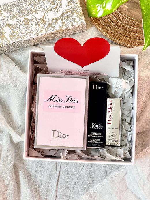 B120325复古摩登的限定包装！满满都是热烈浪漫的爱意～香水口红白金礼盒 商品图0