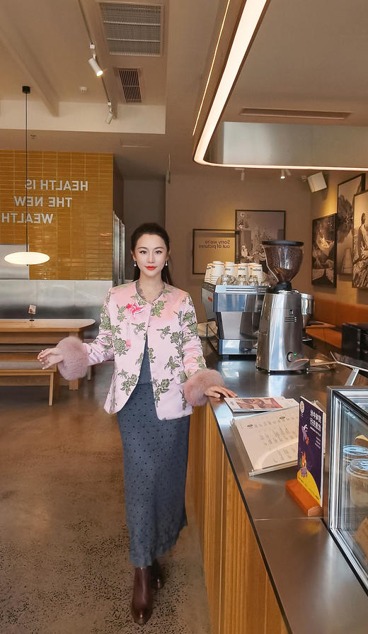 逸红颜明月优选 #高档仿漳绒提花新中式外套【胭脂雪】袖口拼接狐狸毛，老师傅手工车菱形格加棉 商品图3