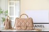 香奈儿24B秋冬系列拧链手柄邮差包小号奶茶色（HH） 商品缩略图0