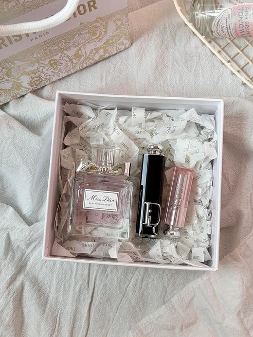 B120325复古摩登的限定包装！满满都是热烈浪漫的爱意～香水口红白金礼盒 商品图6