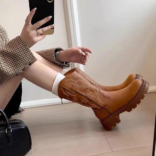 【透梦复古西部牛仔中筒靴】 ✔️V型靴口，🦶显腿直显腿细显脚小，修饰腿型，拉伸身材比例感 ✔️特有西部元素图案，经典复古潮流休闲百搭 ✔️超软PU材质，圆形鞋头，舒适好穿不磨脚 商品图3