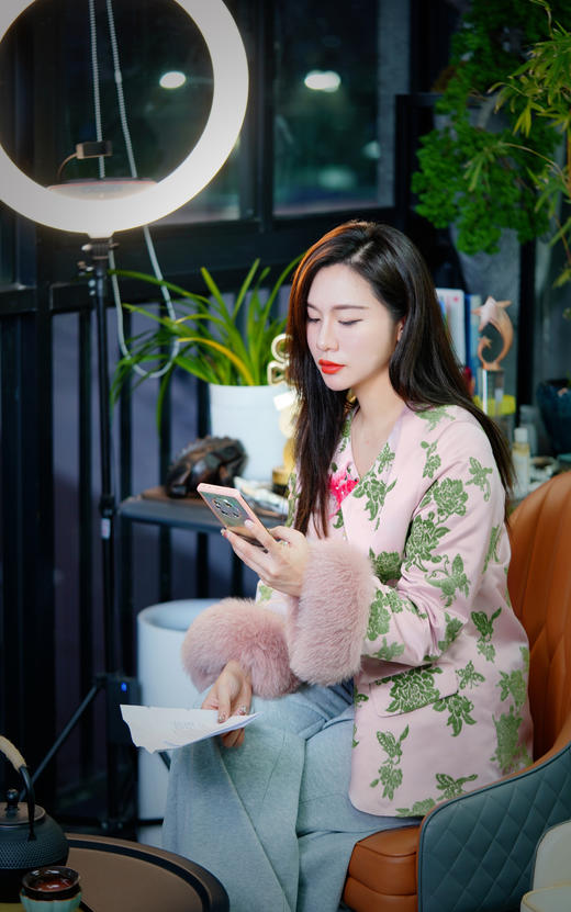 逸红颜明月优选 #高档仿漳绒提花新中式外套【胭脂雪】袖口拼接狐狸毛，老师傅手工车菱形格加棉 商品图13