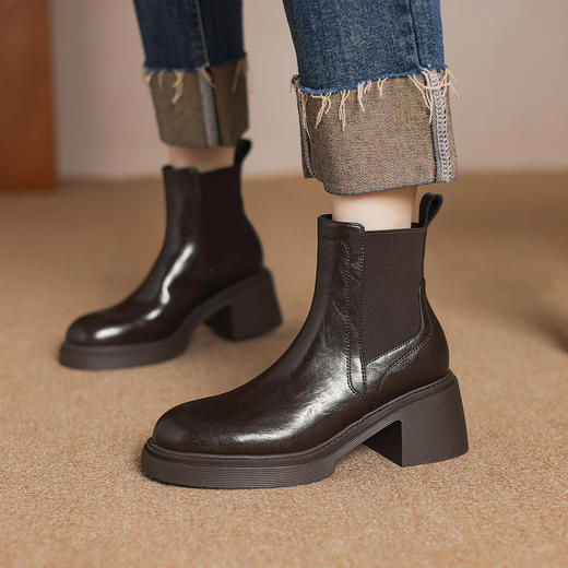 阿么手工女鞋加绒保暖真皮短靴粗跟6.5CM软底软面2024新款时装靴 商品图1