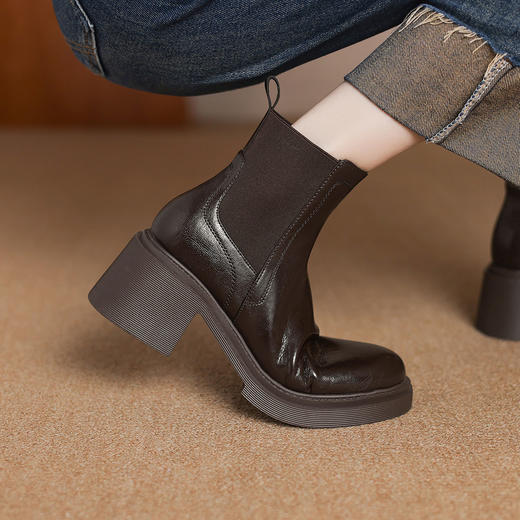 阿么手工女鞋加绒保暖真皮短靴粗跟6.5CM软底软面2024新款时装靴 商品图3