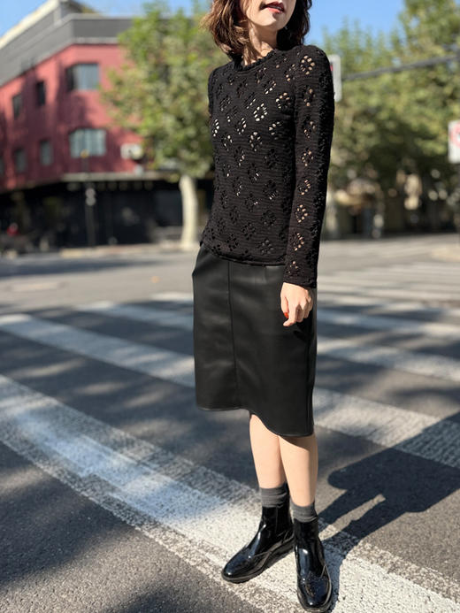 TYNVIE 木耳边领口通花长袖上衣 - 黑色 商品图10