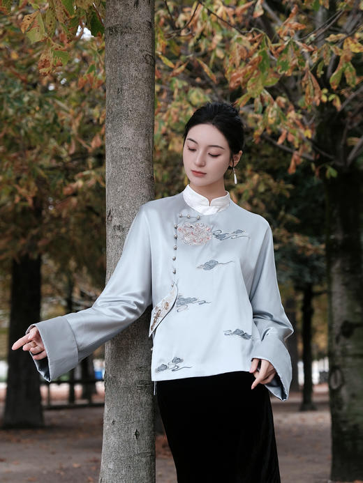 东方境X郭培| 团龙祥云真丝刺绣新中式外套-蓝色 商品图1