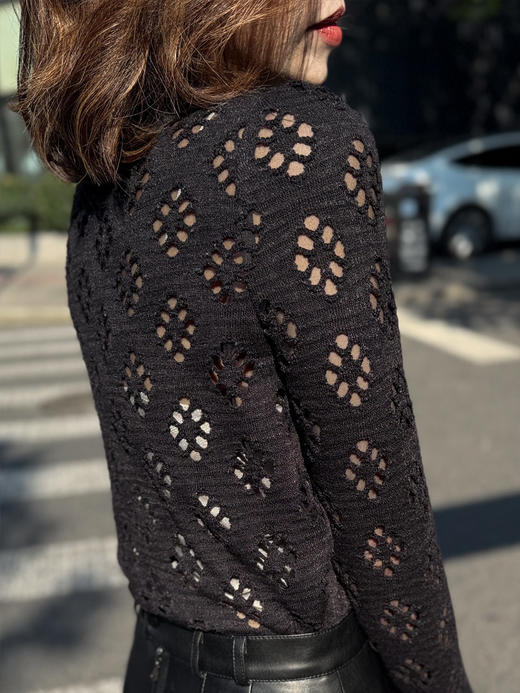 TYNVIE 木耳边领口通花长袖上衣 - 黑色 商品图3