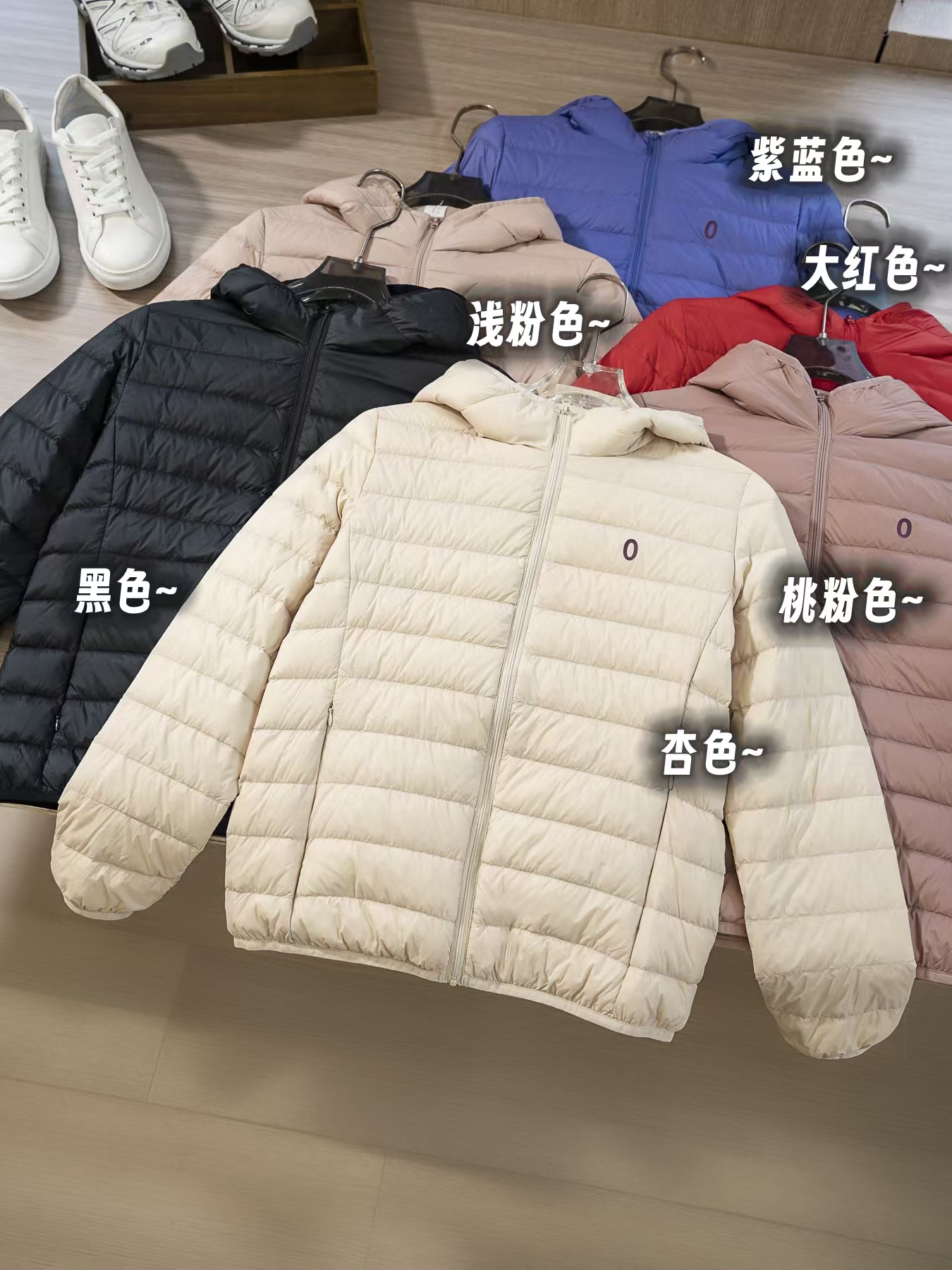 轻薄款白鸭绒  上身没有重量但是很保暖 秒杀价！白鸭绒 防风防水防撕裂防钻绒的科技面料，内里填充 90白鸭绒极高的蓬松度600+晾晒拍打立竿见影 真正的 纯 90白鸭绒