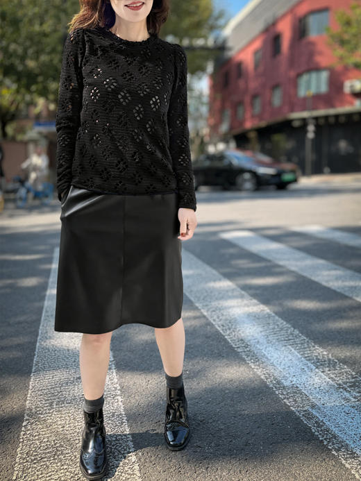 TYNVIE 木耳边领口通花长袖上衣 - 黑色 商品图8