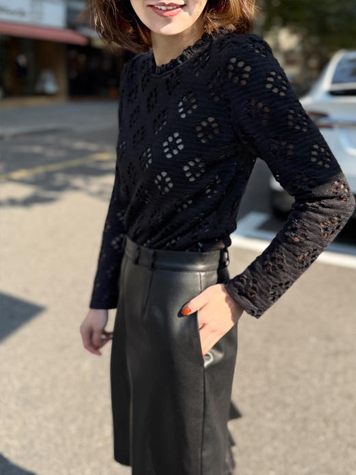 TYNVIE 木耳边领口通花长袖上衣 - 黑色 商品图5