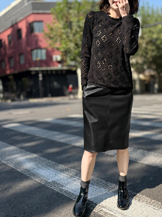 TYNVIE 木耳边领口通花长袖上衣 - 黑色 商品图2