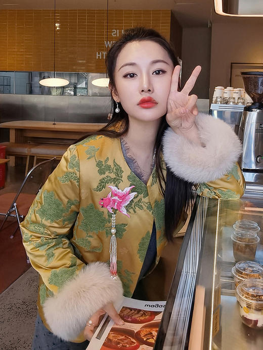 逸红颜明月优选 #高档仿漳绒提花新中式外套【胭脂雪】袖口拼接狐狸毛，老师傅手工车菱形格加棉 商品图6