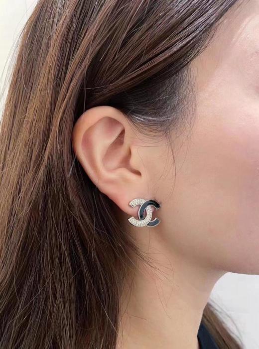 香奈儿新款秋冬新款系列黑油白钻双c耳钉（XJ） 商品图4
