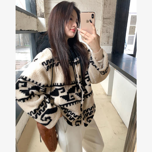 西遇短款开衫外套女冬季新款浅灰色图案设计小个子毛绒上衣SS141346 商品图3