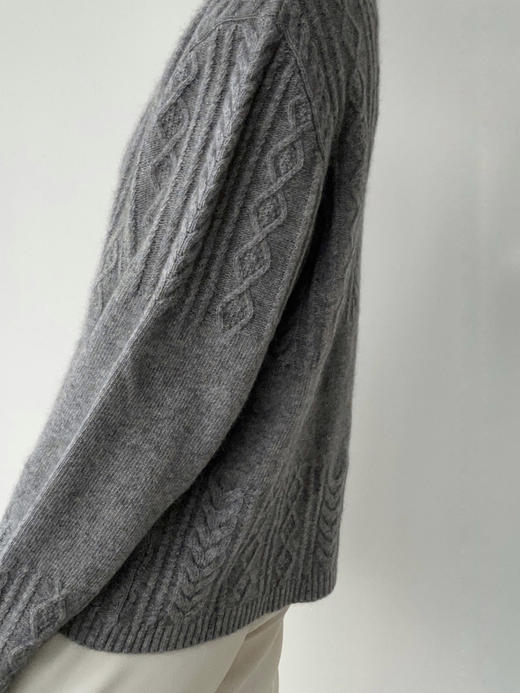 TU｜C05AW24-KW05 浣熊毛绞花圆领上衣 [ 灰GY00 / 米灰GY15 ] 商品图3