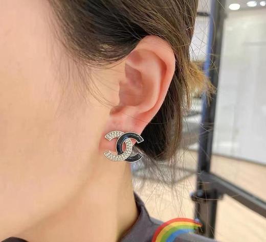 香奈儿新款秋冬新款系列黑油白钻双c耳钉（XJ） 商品图3