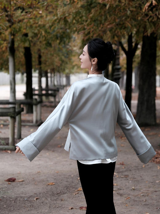 东方境X郭培| 团龙祥云真丝刺绣新中式外套-蓝色 商品图13