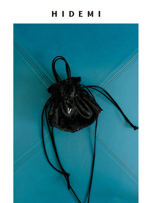 HIDEMI 节日系列艺术软雕塑感黑色亮面流苏抽绳设计感mini小水桶包 商品图1