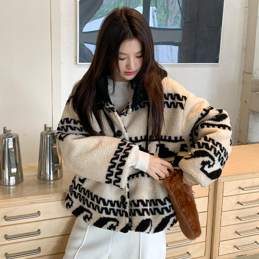 西遇短款开衫外套女冬季新款浅灰色图案设计小个子毛绒上衣SS141346 商品图1