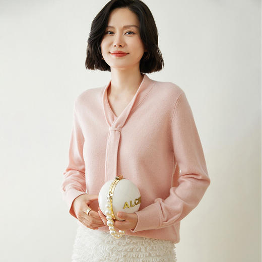 【高货QJ】全新升级【铂金会员441/天猫599/差价158】(34730) 洛诗琳自带飘带baby小山羊绒女V领宽松针织减龄羊绒针织衫 商品图0