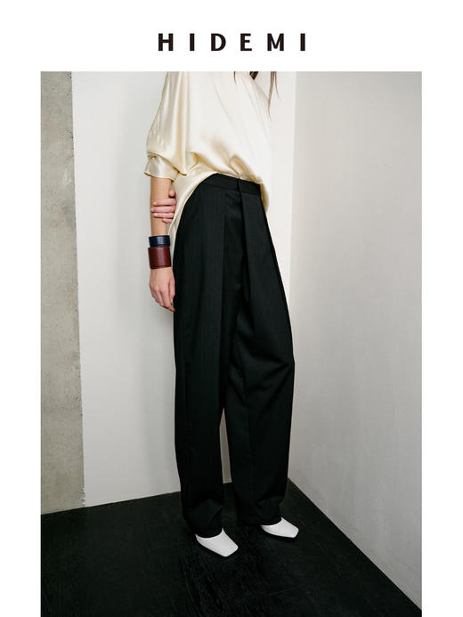 HIDEMI 节日系列极简不对称设计感色织银线细条纹压褶锥形西裤萝卜裤长裤 商品图3