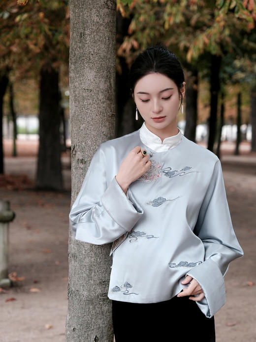 东方境X郭培| 团龙祥云真丝刺绣新中式外套-蓝色 商品图2