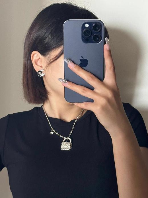 香奈儿新款秋冬新款系列黑油白钻双c耳钉（XJ） 商品图1