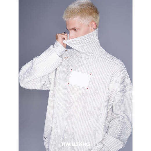 启世录TIWILLTANG“锓烛灵构”定制皮标烫银高领破坏毛衣 商品图3