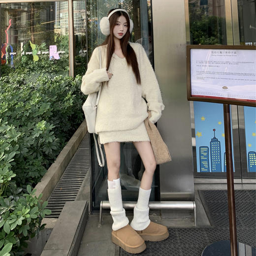西遇100%纯羊毛套装女冬季新款V领针织上衣短裙两件套SS141444 商品图1